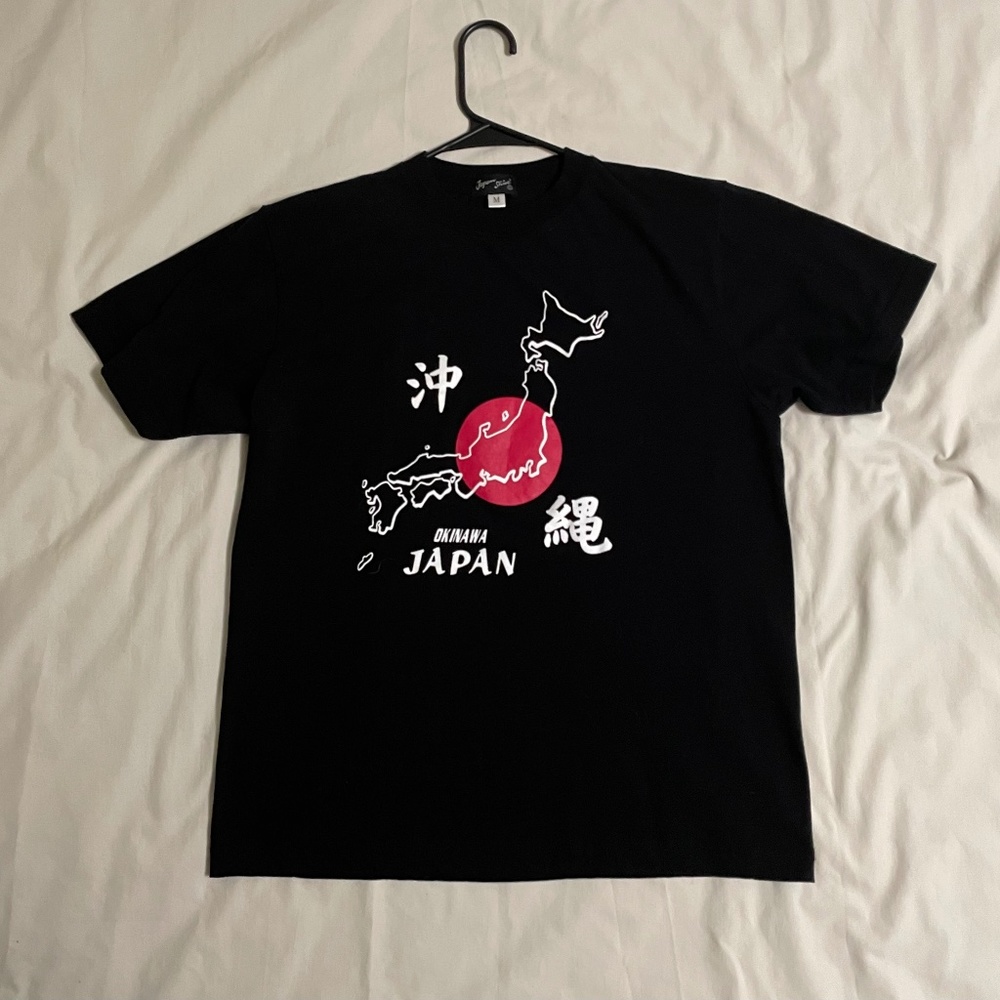 Japan Shine' T-shirt. Medium. Black with Okinawa, Japan graphic.